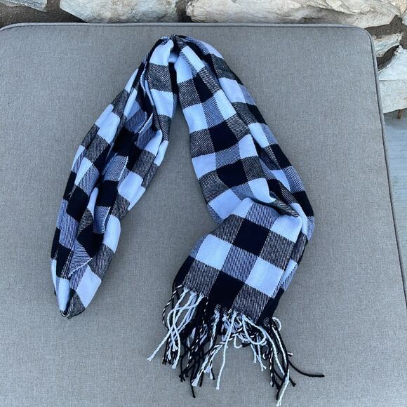 Black & white plaid scarf 70x13 - Picture 4 of 5